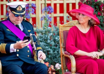 Принц Бельгии проигнорировал гимн на параде, “зависнув” в смартфоне