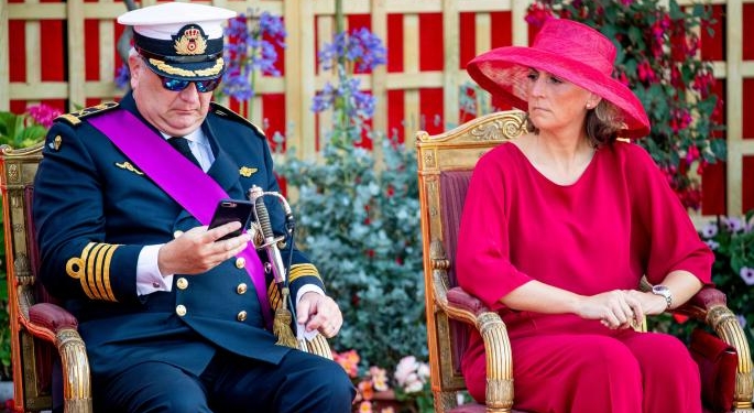 Принц Бельгии проигнорировал гимн на параде, “зависнув” в смартфоне