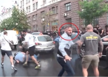 На авто Порошенко вскарабкался ветеран полка “Азов” (ФОТО)