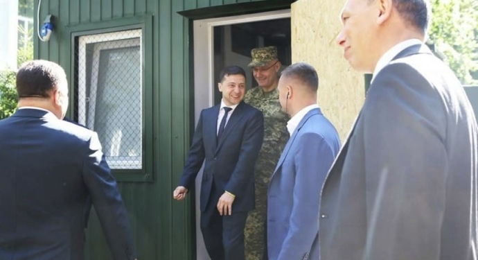 Комфорт на передовой. Зеленский презентовал модульные жилые дома для военных (ФОТО)