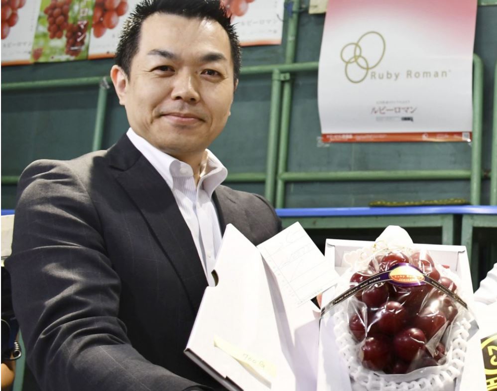 Суперстандарт. В Японии гроздь винограда продали за $11 тысяч (ФОТО) 1