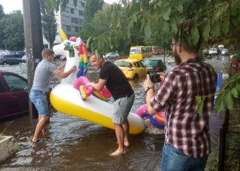После ливня, затопившего  Киев, на улице увидели необычный транспорт (ФОТО)