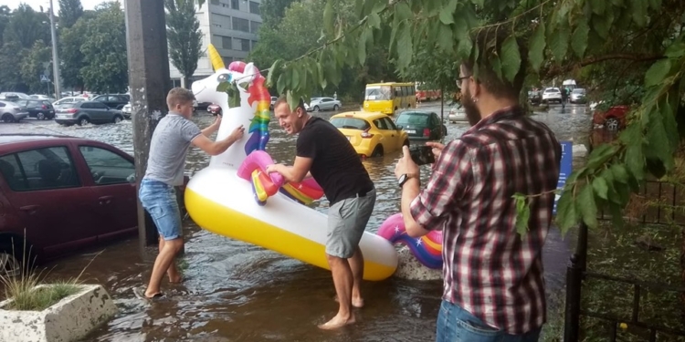 После ливня, затопившего  Киев, на улице увидели необычный транспорт (ФОТО)