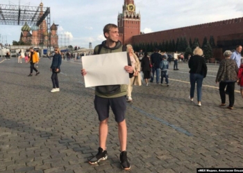 На Красной площади в Москве задержали активиста с пустым плакатом
