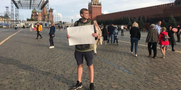 На Красной площади в Москве задержали активиста с пустым плакатом