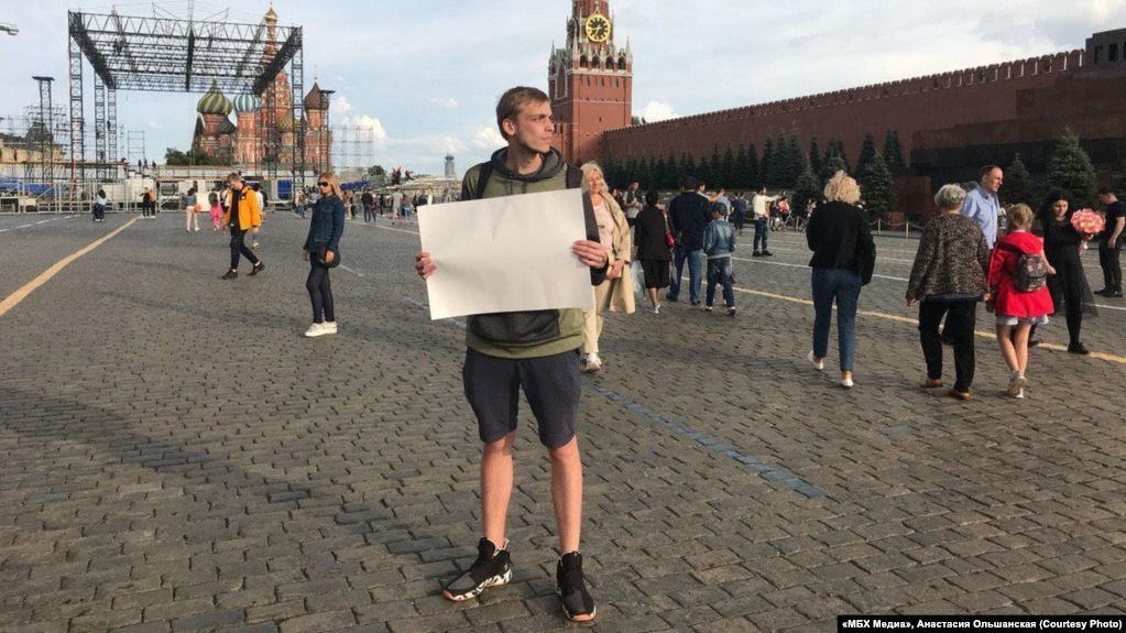 На Красной площади в Москве задержали активиста с пустым плакатом 1