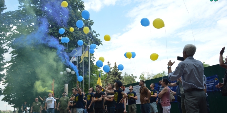 Николаевские националисты провели под стенами мэрии акцию, призвав не голосовать за «оппозиционеров» (ФОТО, ВИДЕО)