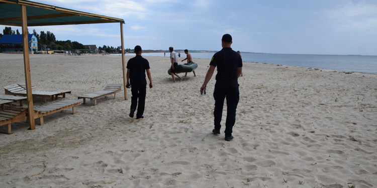 На Николаевщине шторм чуть не унес в открытое море резиновую лодку с тремя людьми (ФОТО)