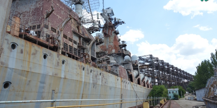 Полторак предложил Зеленскому демилитаризировать крейсер «Украина», а президент пообещал заводчанам рассчитаться с долгами по зарплате (ФОТО, ВИДЕО)