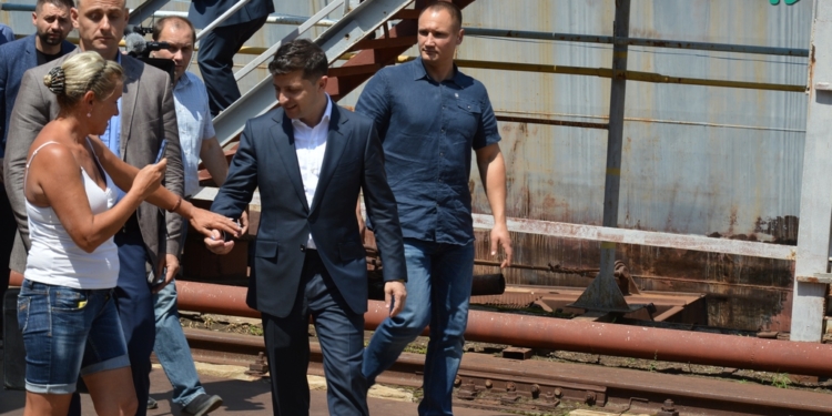 Полторак предложил Зеленскому демилитаризировать крейсер «Украина», а президент пообещал заводчанам рассчитаться с долгами по зарплате (ФОТО, ВИДЕО)