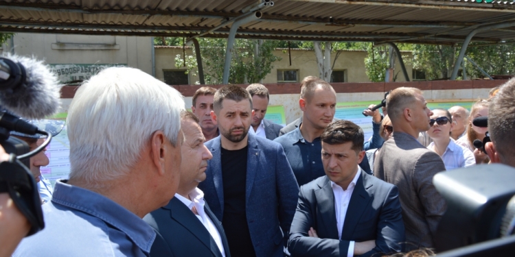 В Николаеве Полторак предложил Зеленскому поменять подрядчика строительства корветов (ФОТО, ВИДЕО)