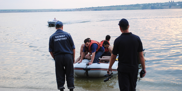 Стартовали с Намыва. Спасатели вернули на берег 2 парней на надувной лодке (ФОТО)