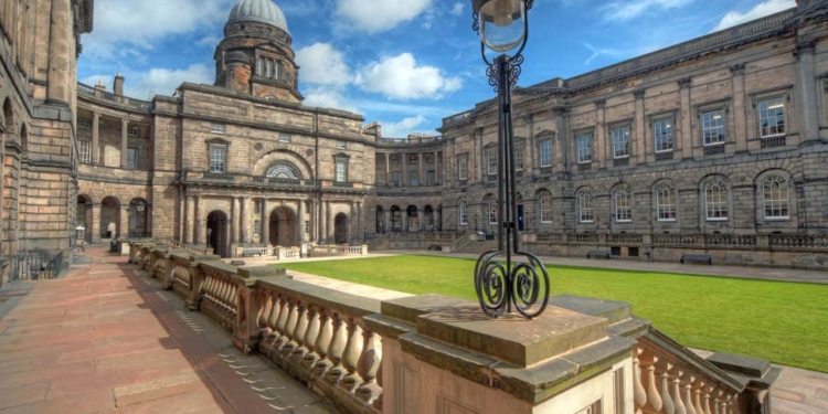 Лучше поздно, чем никогда: Эдинбургский университет присвоил звание бакалавра медицины 7 женщинам спустя 150 лет