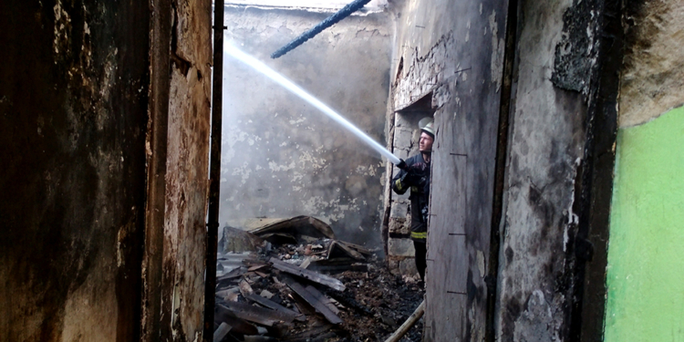 На Николаевщине тушили крышу столовой и магазин (ФОТО)