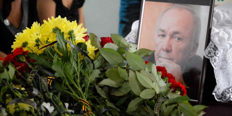 Николаевцы простились с “королем поэтов”, журналистом Владимиром Пучковым (ФОТО)