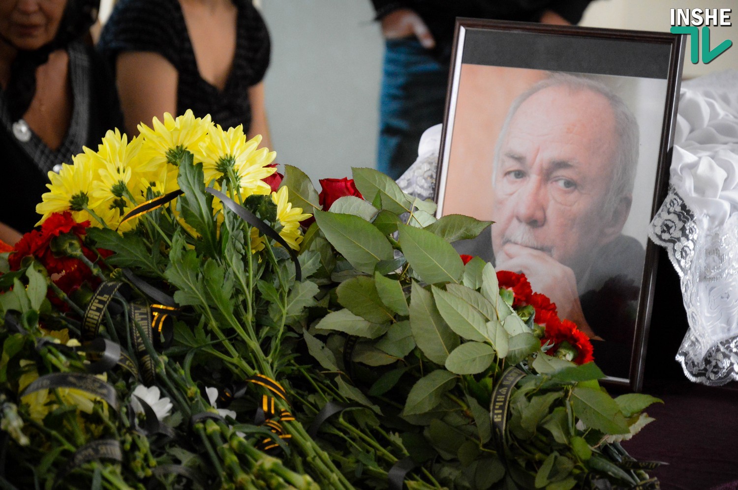 Николаевцы простились с “королем поэтов”, журналистом Владимиром Пучковым (ФОТО)