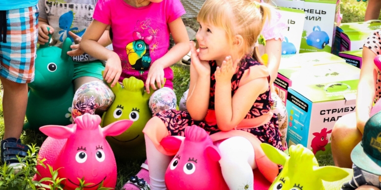 Николаевский детский сад «Сказка» получил в подарок игрушки-попрыгунчики, изъятые на таможне (ФОТО, ВИДЕО)