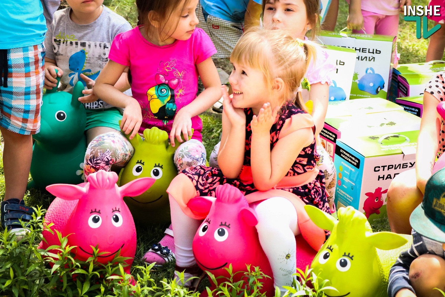 Николаевский детский сад «Сказка» получил в подарок игрушки-попрыгунчики, изъятые на таможне (ФОТО, ВИДЕО)