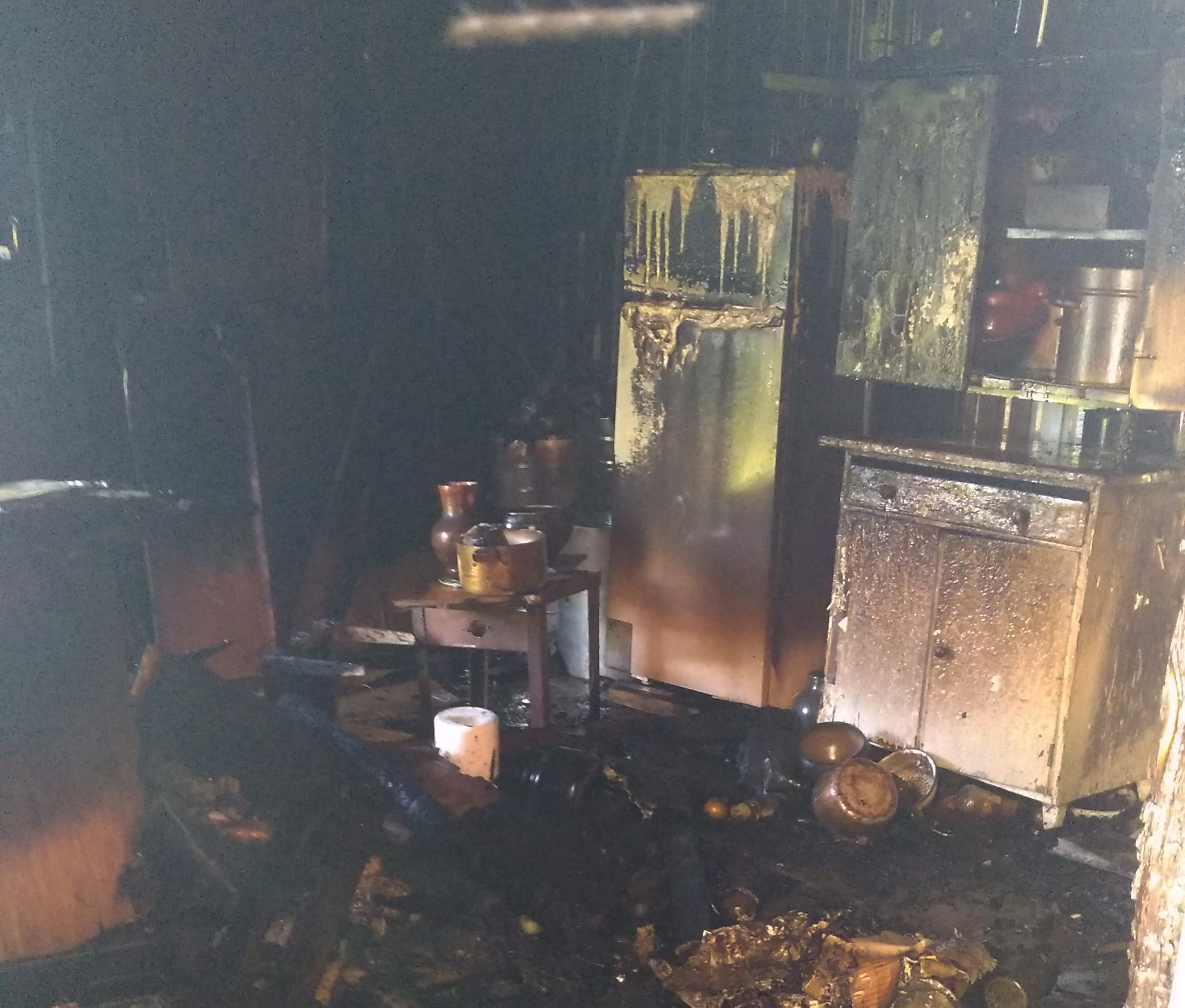 Из-за курильщика в Николаеве пришлось тушить хозпостройку. А там были газовые баллоны (ФОТО)