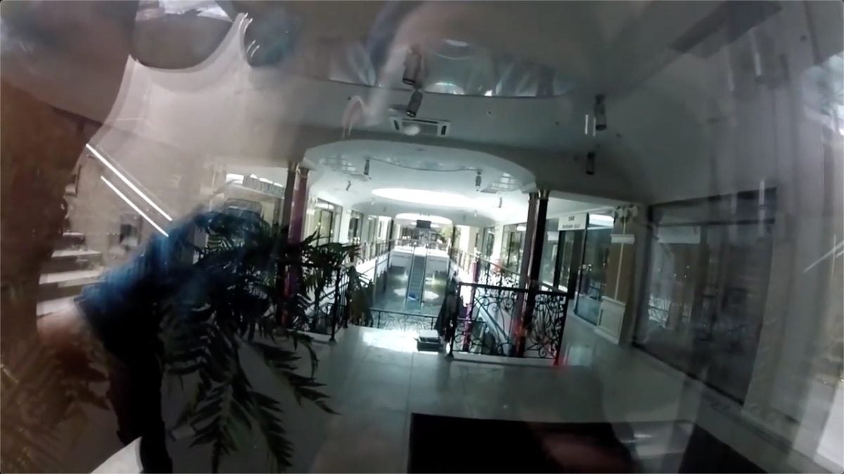 Оккупированный Донецк начало затапливать грунтовыми водами, элитный ТЦ наполовину ушел под воду (ВИДЕО)