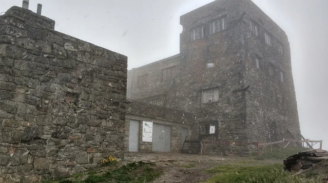 В Карпатах на горе Поп Иван пошел снег с дождем