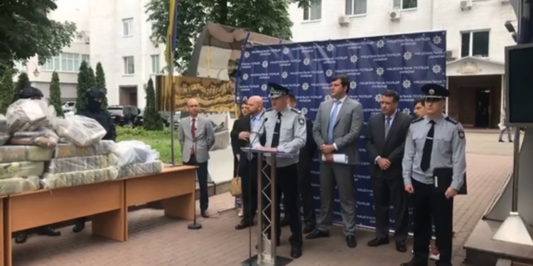 Украинская полиция изъяла 400 кг кокаина стоимостью $60 млн (ВИДЕО)