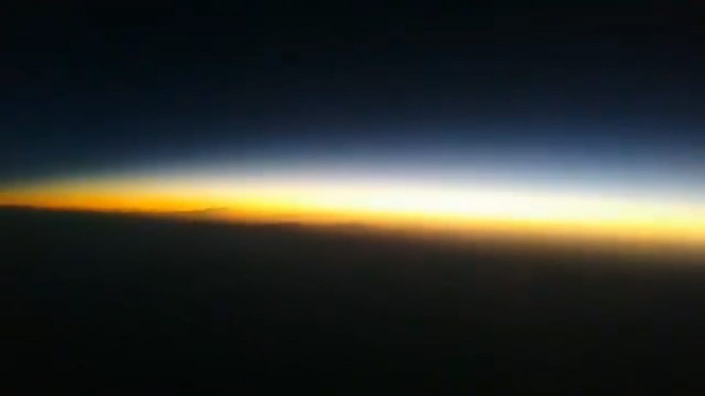 На высоте 10 км: пассажир самолета снял на видео полное солнечное затмение (ВИДЕО) 1