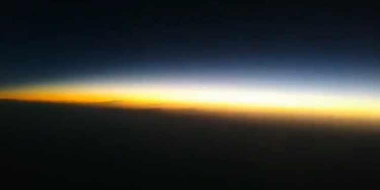 На высоте 10 км: пассажир самолета снял на видео полное солнечное затмение (ВИДЕО)