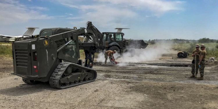 Военные США помогают восстанавливать аэродром в Николаеве (ФОТО)