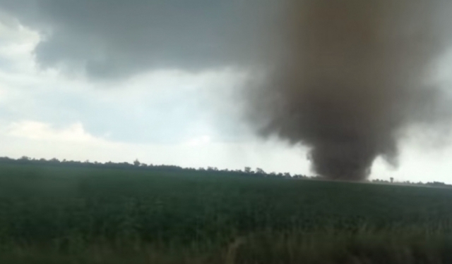 На полях Херсонщины сняли видео мощного смерча