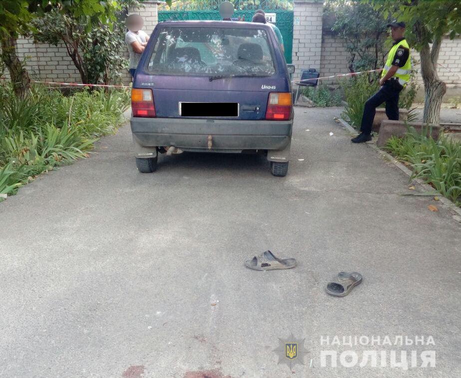 В Николаеве пенсионер, попавший под колеса автомобиля, умер в машине "скорой" 1