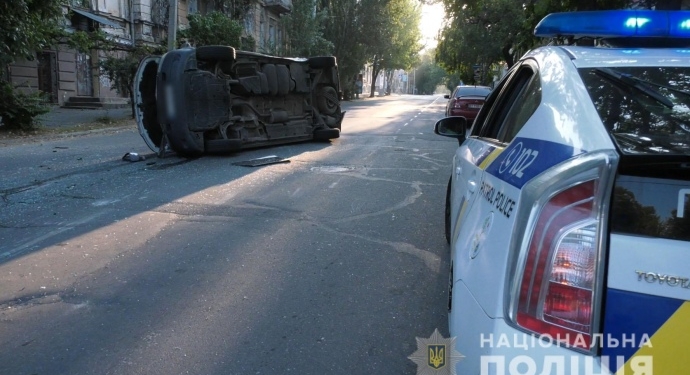 В Херсоне перевернулась машина, которая везла бюллетени