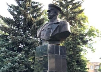 Власти Харькова вернули памятник Жукову на постамент