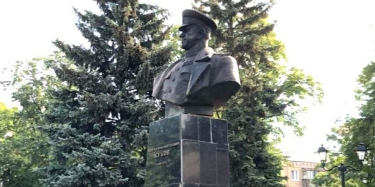 Власти Харькова вернули памятник Жукову на постамент