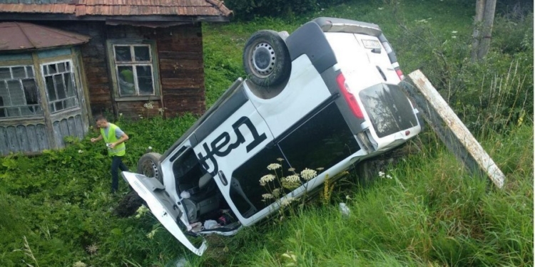 Во Львовской области микроавтобус въехал в остановку с людьми, одна погибшая
