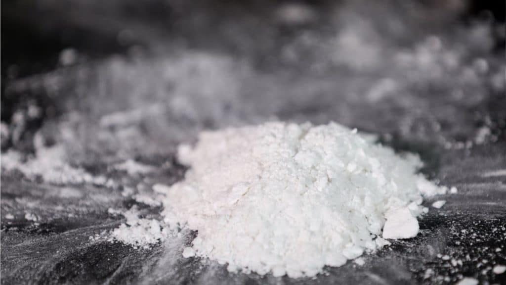 Во Франции на побережье выбросило 150 килограмм кокаина 1