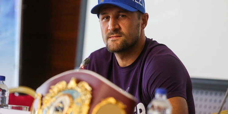 Российского боксера сняли с авиарейса из-за приставаний к женщине