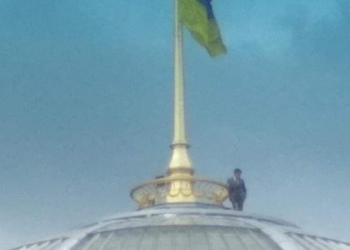 Стало известно имя мужчины, снятого на куполе Рады (ФОТО)