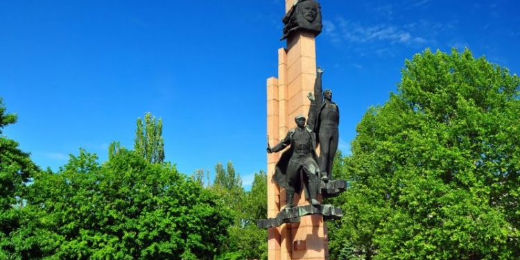 В Николаеве исполком снова не принял решение по памятнику Ленинскому комсомолу (ВИДЕО)