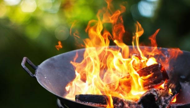 В Коблево при попытке  сделать шашлык один отдыхающий  поджег другому “самое дорогое” (ВИДЕО)