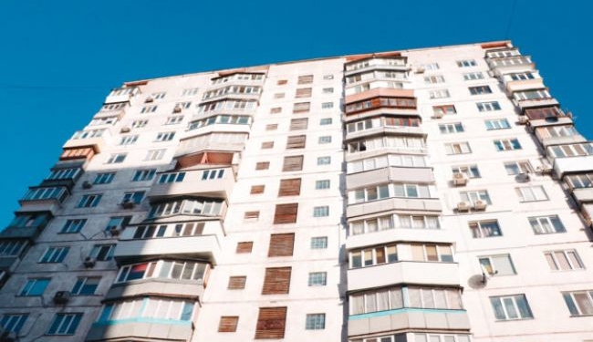 Мужчина сбежал из дома выпить – лез по простыням из окна. И разбился (ФОТО)