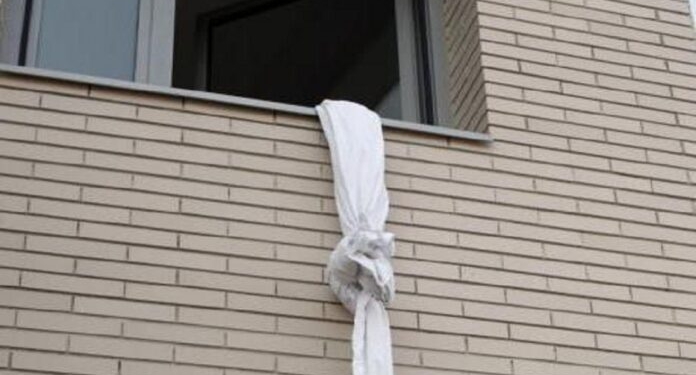 Мужчина сбежал из дома выпить – лез по простыням из окна. И разбился (ФОТО)