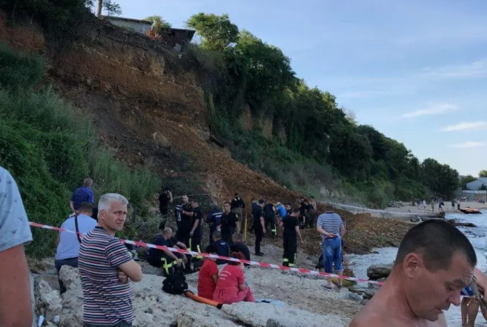 Оползень на пляже в Одессе, людей ищут под завалами (ФОТО) 1