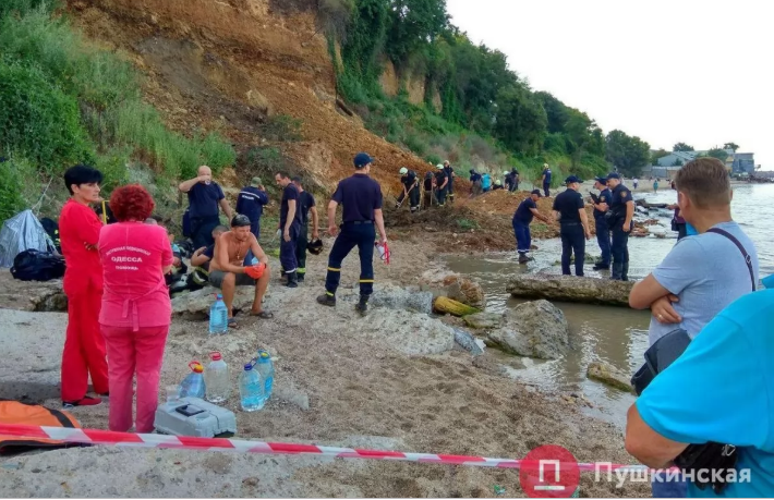 Оползень на пляже в Одессе, людей ищут под завалами (ФОТО) 3