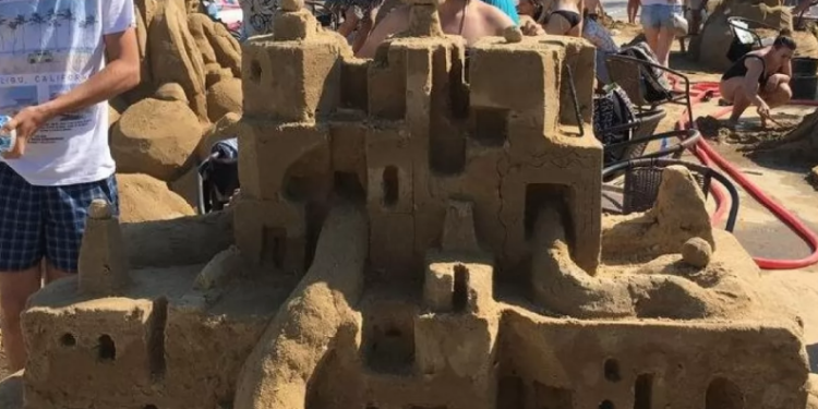 Фото дня: завораживающие песочные замки c героями сказок на пляже Одессы