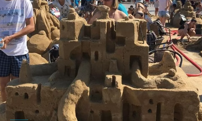 Фото дня: завораживающие песочные замки c героями сказок на пляже Одессы 7