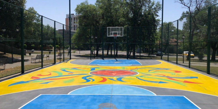 Предприниматели Николаева за свои средства восстановили баскетбольную площадку в «Сердце города» и зовут горожан принять участие в любительском чемпионате (ФОТО)