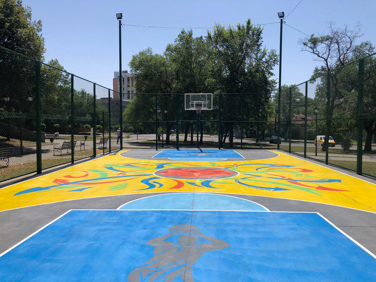 Предприниматели Николаева за свои средства восстановили баскетбольную площадку в «Сердце города» и зовут горожан принять участие в любительском чемпионате (ФОТО)