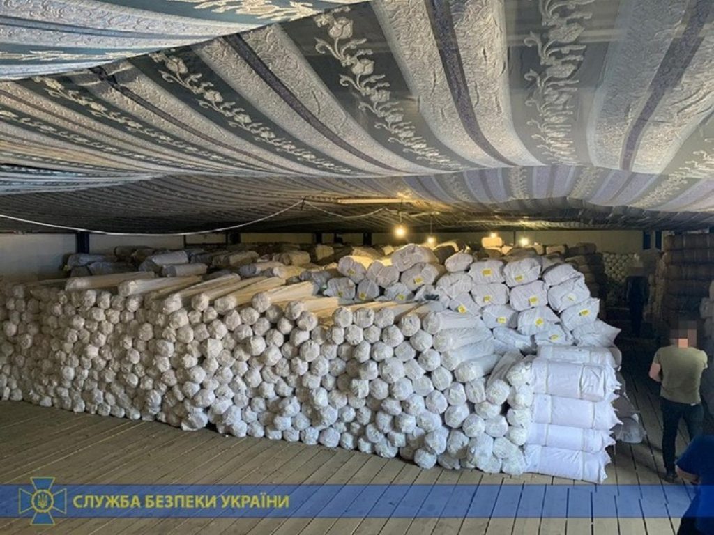 СБУ и ГПУ провели спецоперацию против контрабанды в морпортах - изъяли 900 тонн ширпотреба (ФОТО, ВИДЕО) 11