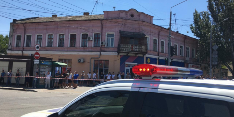 В Одессе преступник взял в заложницы сотрудницу кредитного учреждения — полиция ведет переговоры (ФОТО)